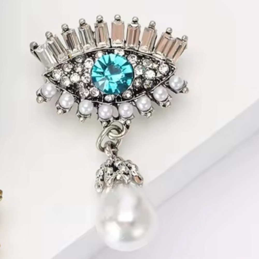 Blue Eyes Elegance Pearl Silver Brooch